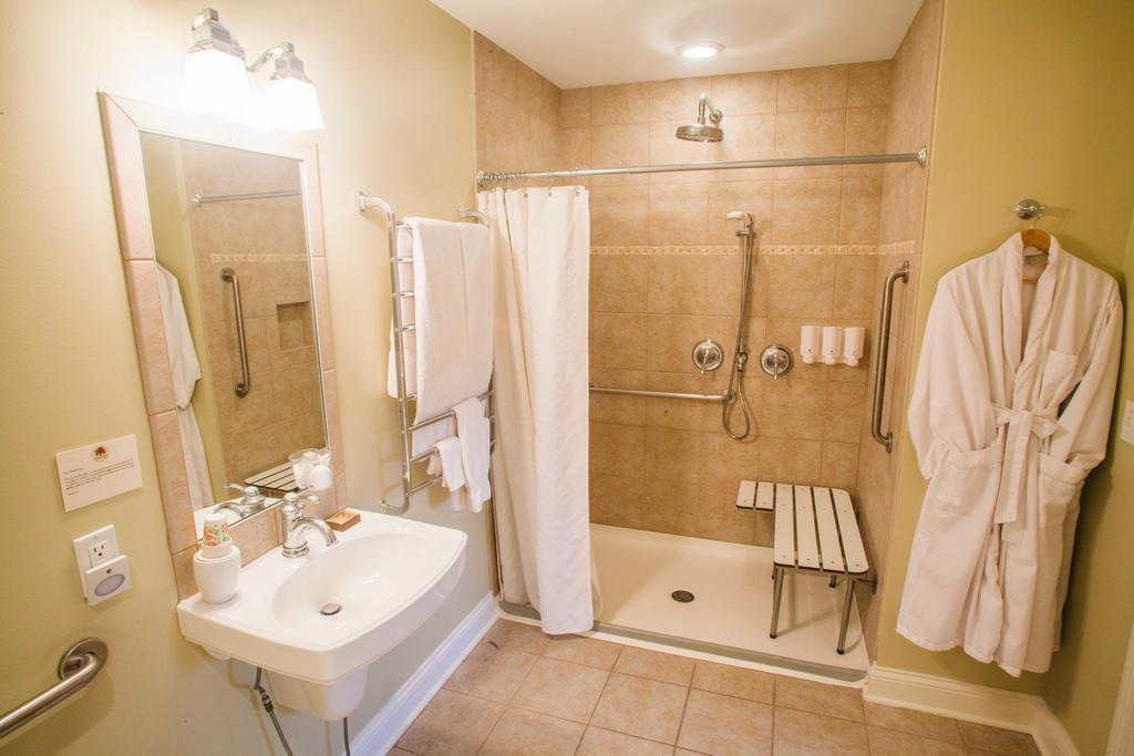 Seven Oaks Bed & Breakfast Hotel Lake Geneva Room photo